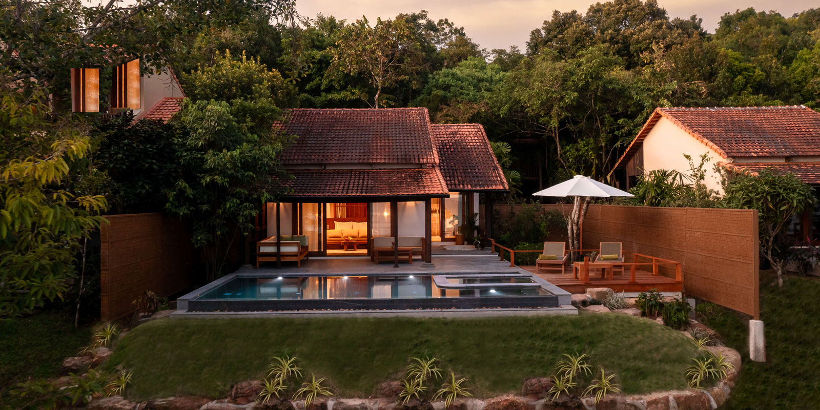 Beachfront-Pool-Villa_1600x800